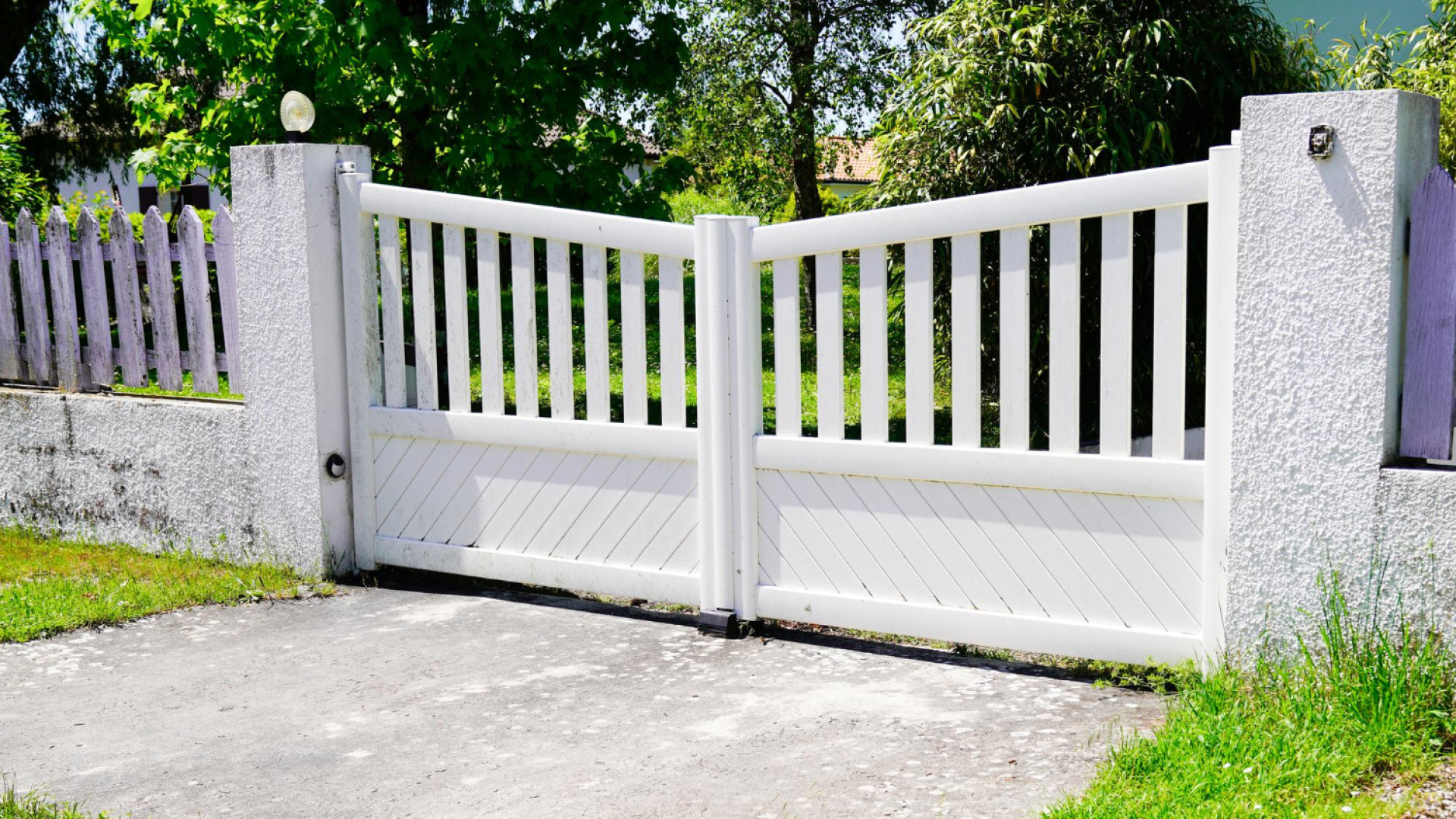 Un portillon blanc pour illuminer votre extérieur