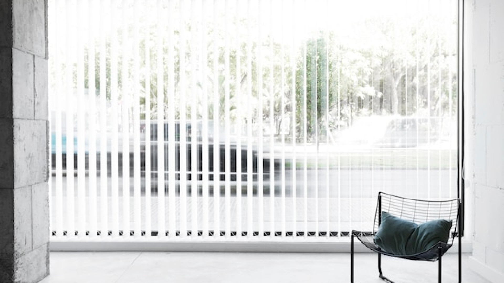 Le sur-mesure qui sublime votre intérieur : stores élégants et pratiques